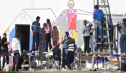 Pintada colectiva de un mural, en Corrientes.