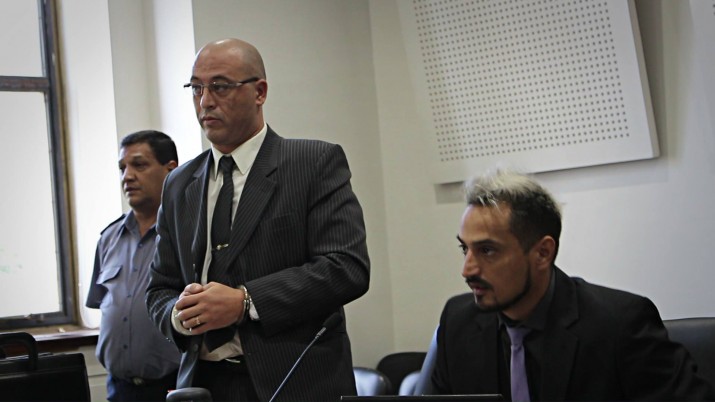 El oficial Urquiza junto a su defensor