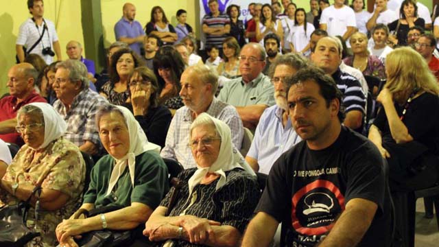 gustavo con abuelas