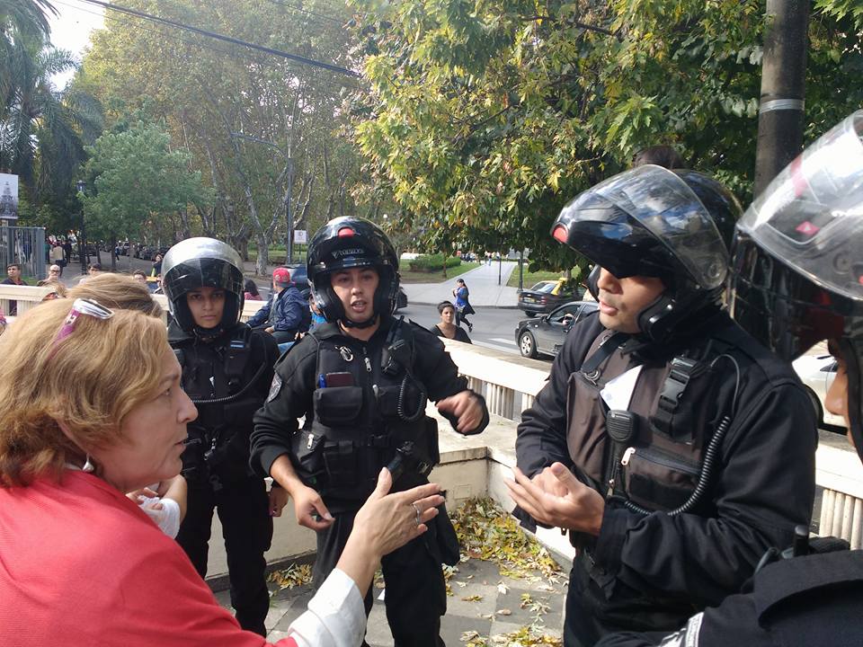 policia en el museo 2