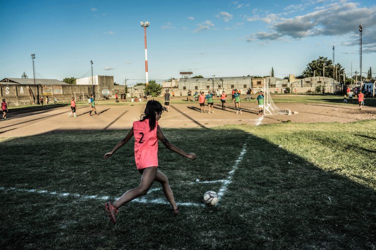 Resultado de imagen para jugando a la pelota en una canchita de barrio